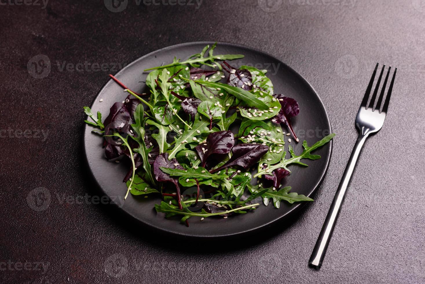 hälsosam mat, salladsblandning med ruccola, spenat, tjurblod foto