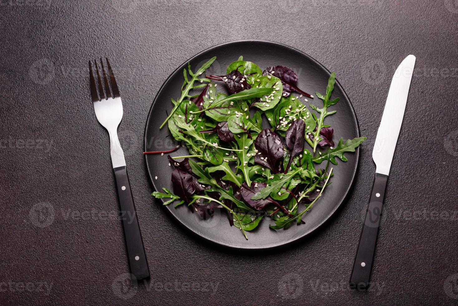 hälsosam mat, salladsblandning med ruccola, spenat, tjurblod foto