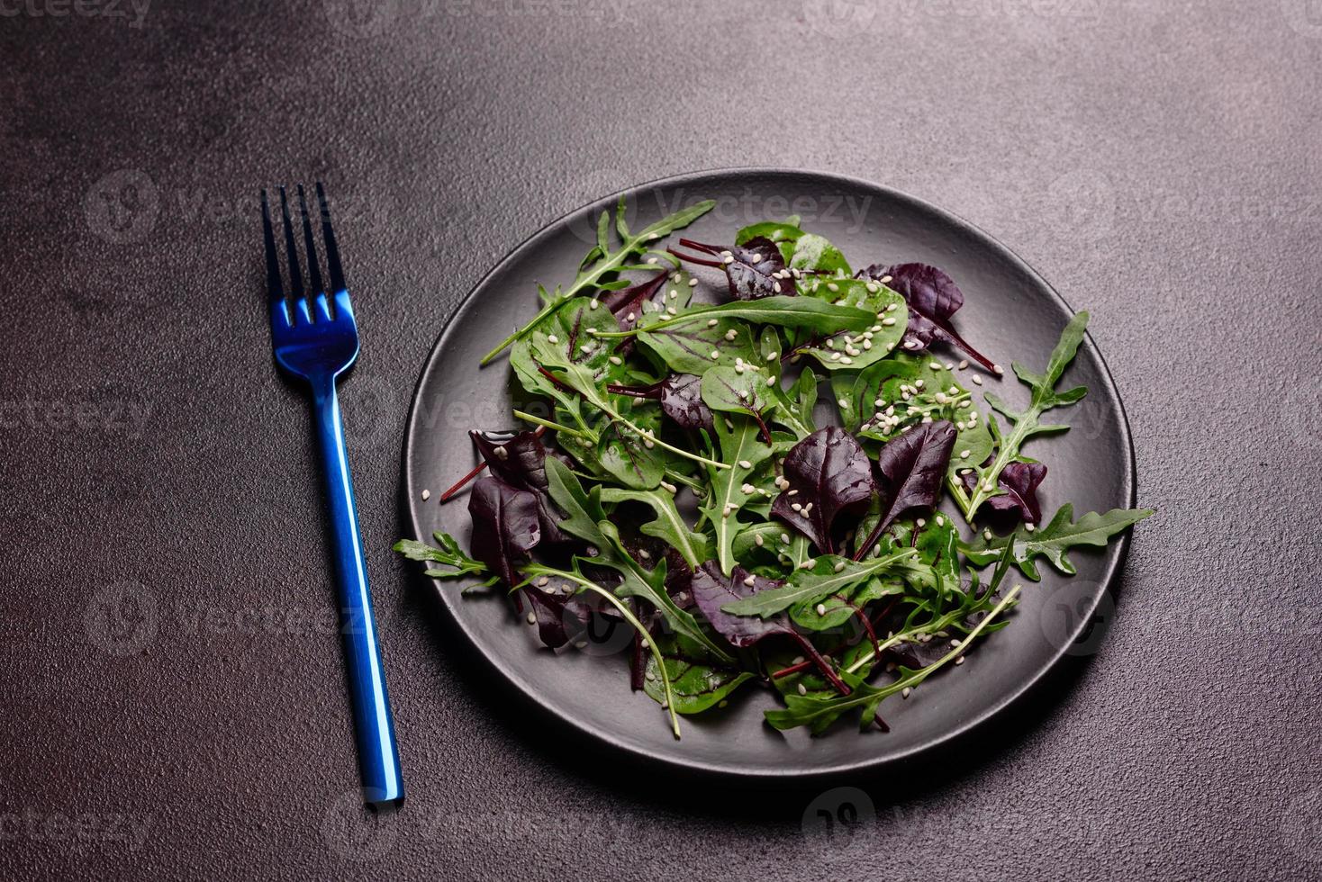 hälsosam mat, salladsblandning med ruccola, spenat, tjurblod foto