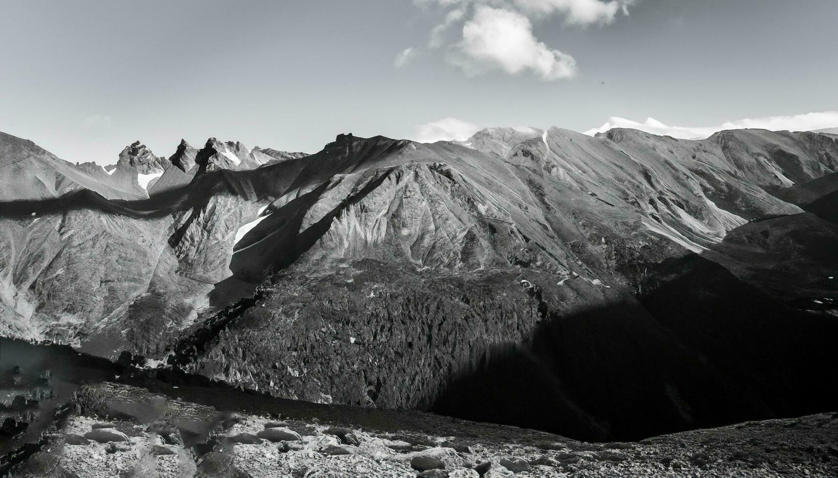 en berg se med en person stående på topp av en backe ai generativ foto