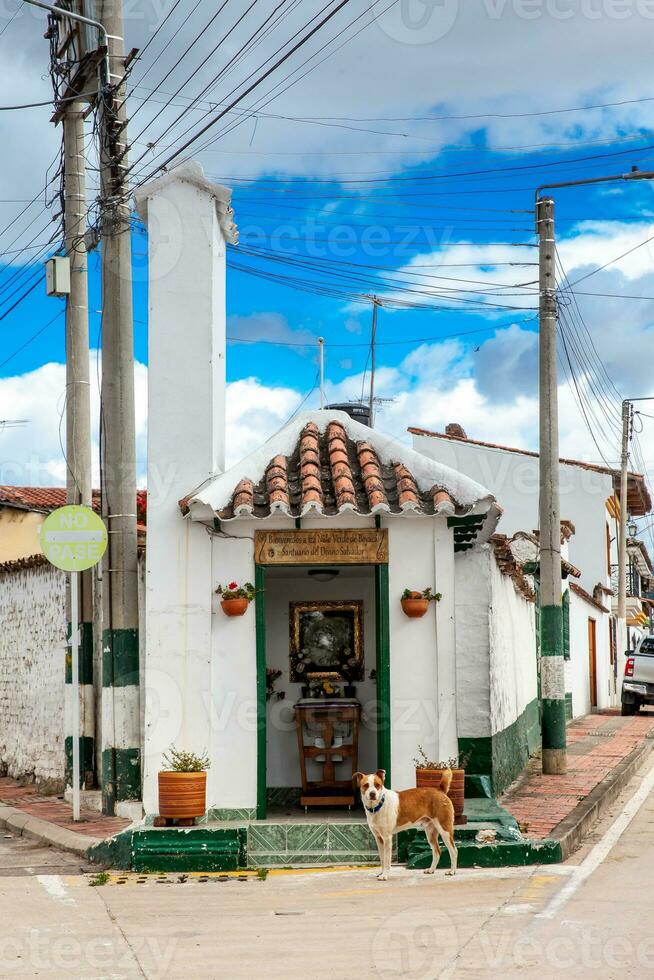 små fristad till de gudomlig räddare av de iza sten på de skön små stad av iza i boyaca, colombia foto