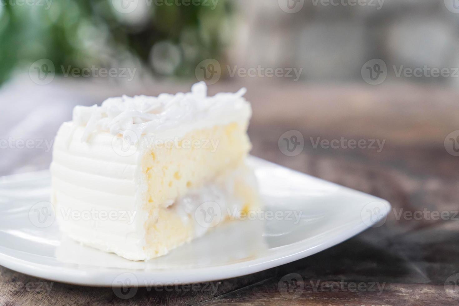 kokos tårta på vit tallrik foto