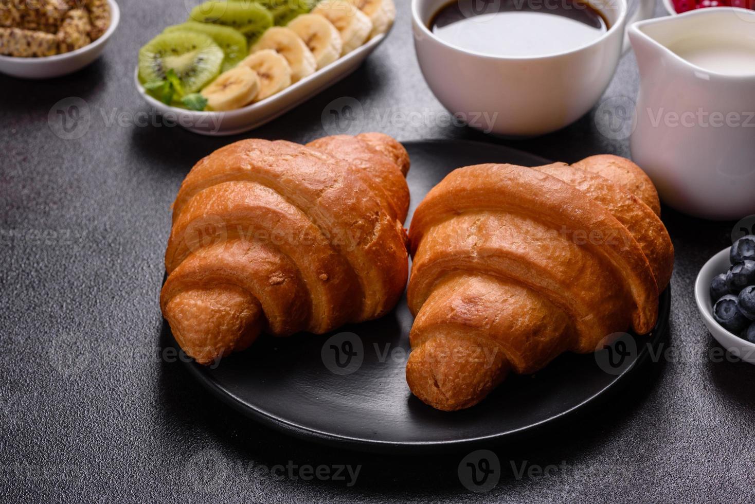 utsökt frukost med färska croissanter och mogna bär foto