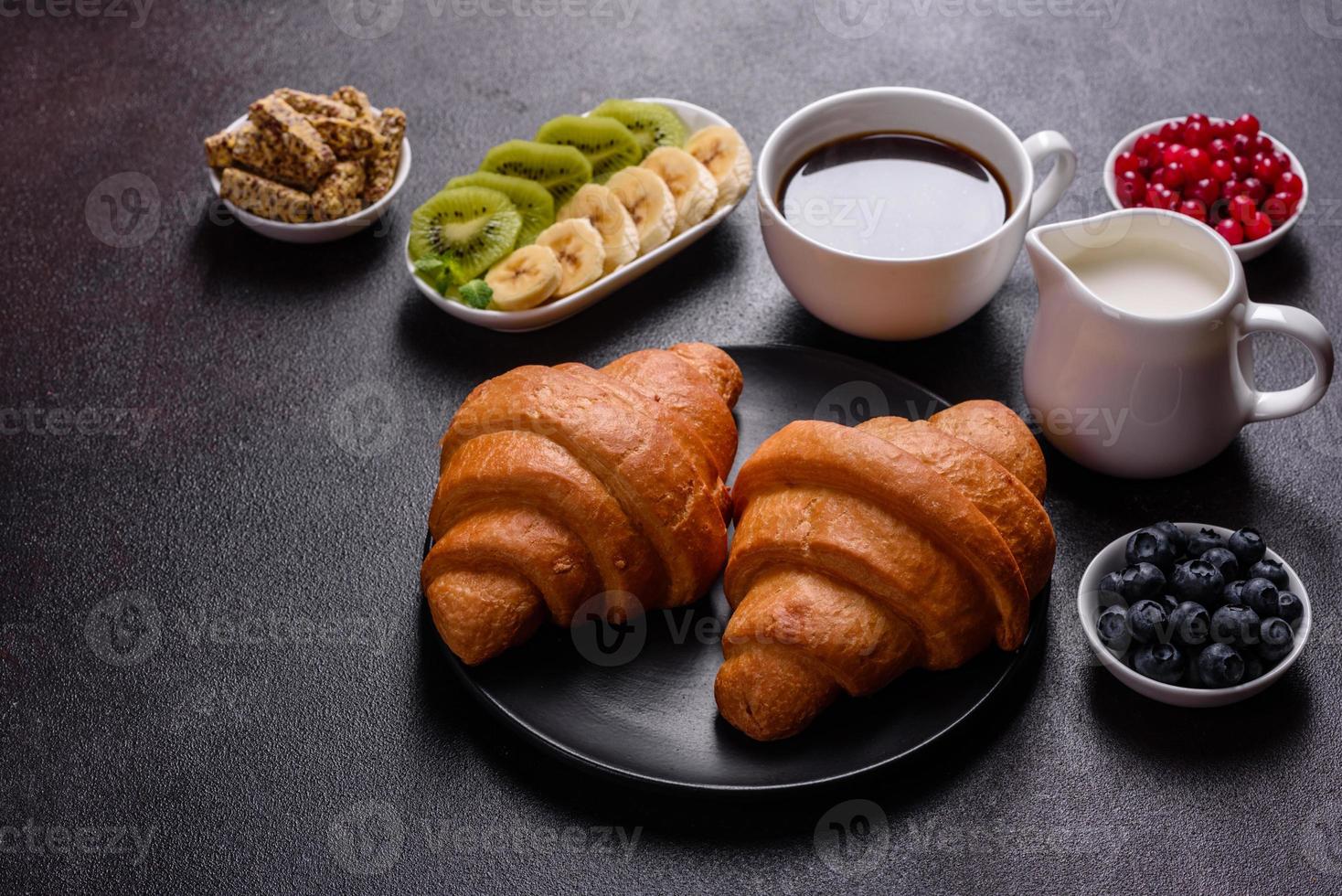 utsökt frukost med färska croissanter och mogna bär foto