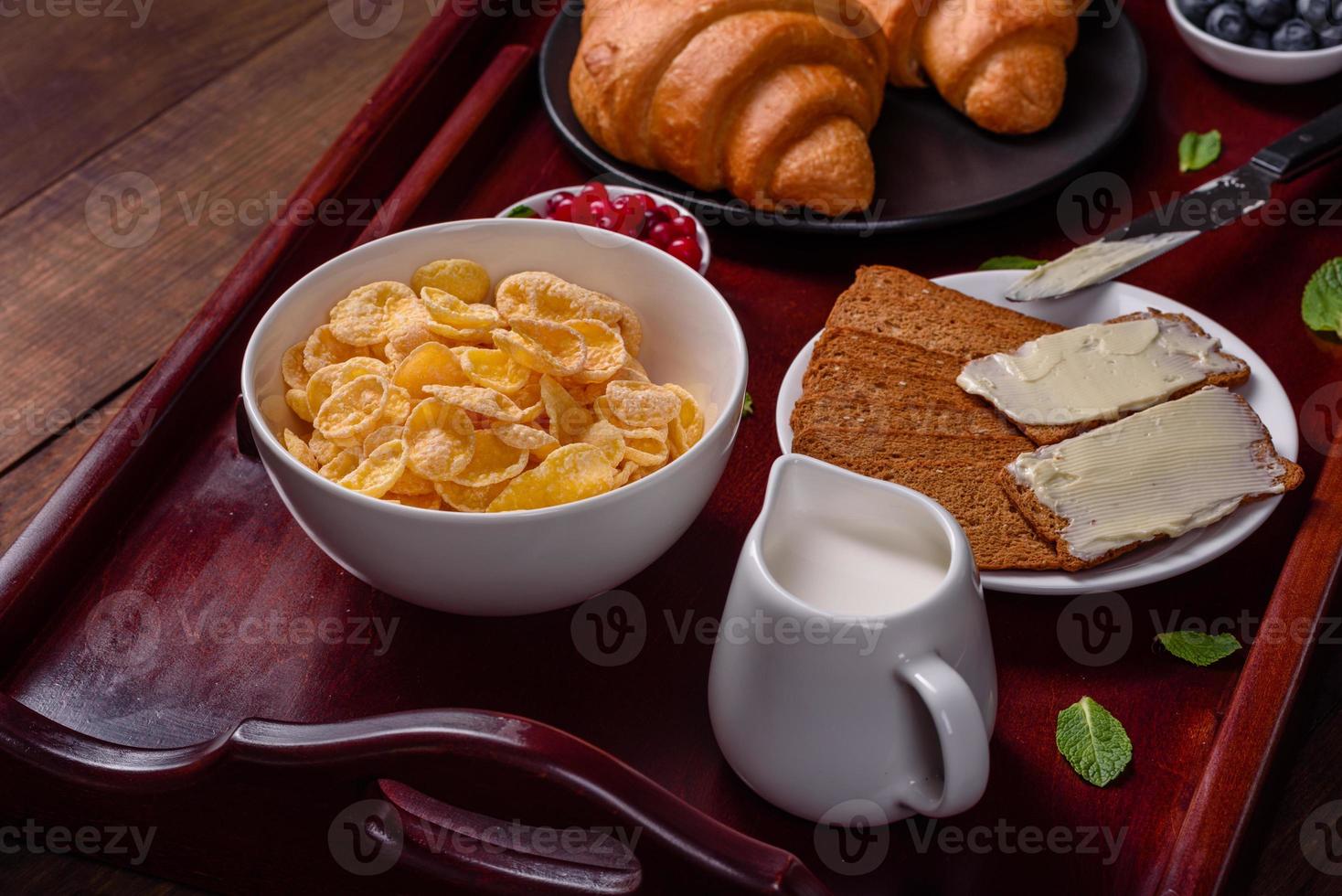 utsökt frukost med färska croissanter och mogna bär foto