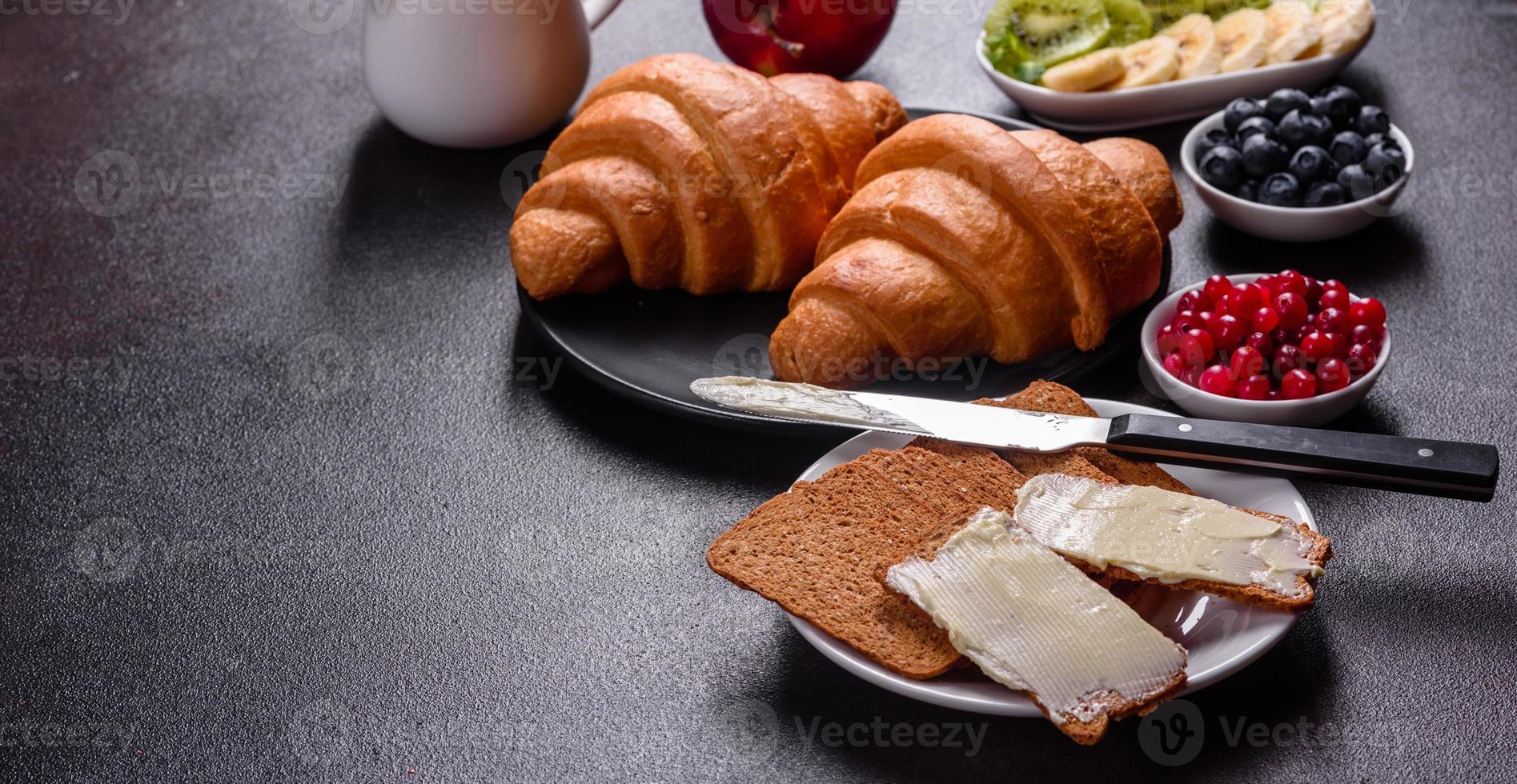 utsökt frukost med färska croissanter och mogna bär foto