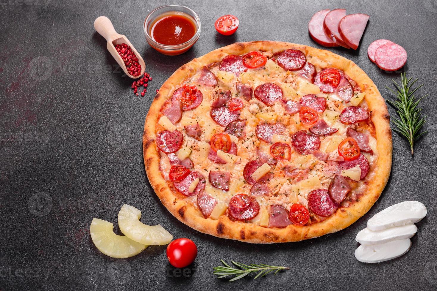 pepperoni pizza med mozzarellaost, salami, skinka foto