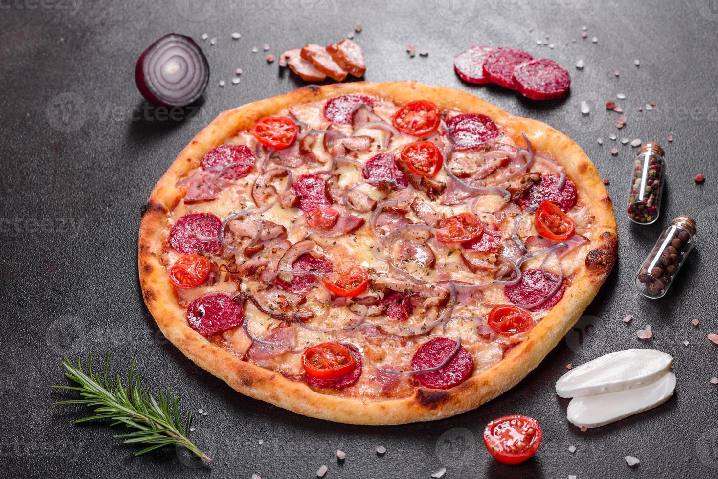 pepperoni pizza med mozzarellaost, salami, skinka foto