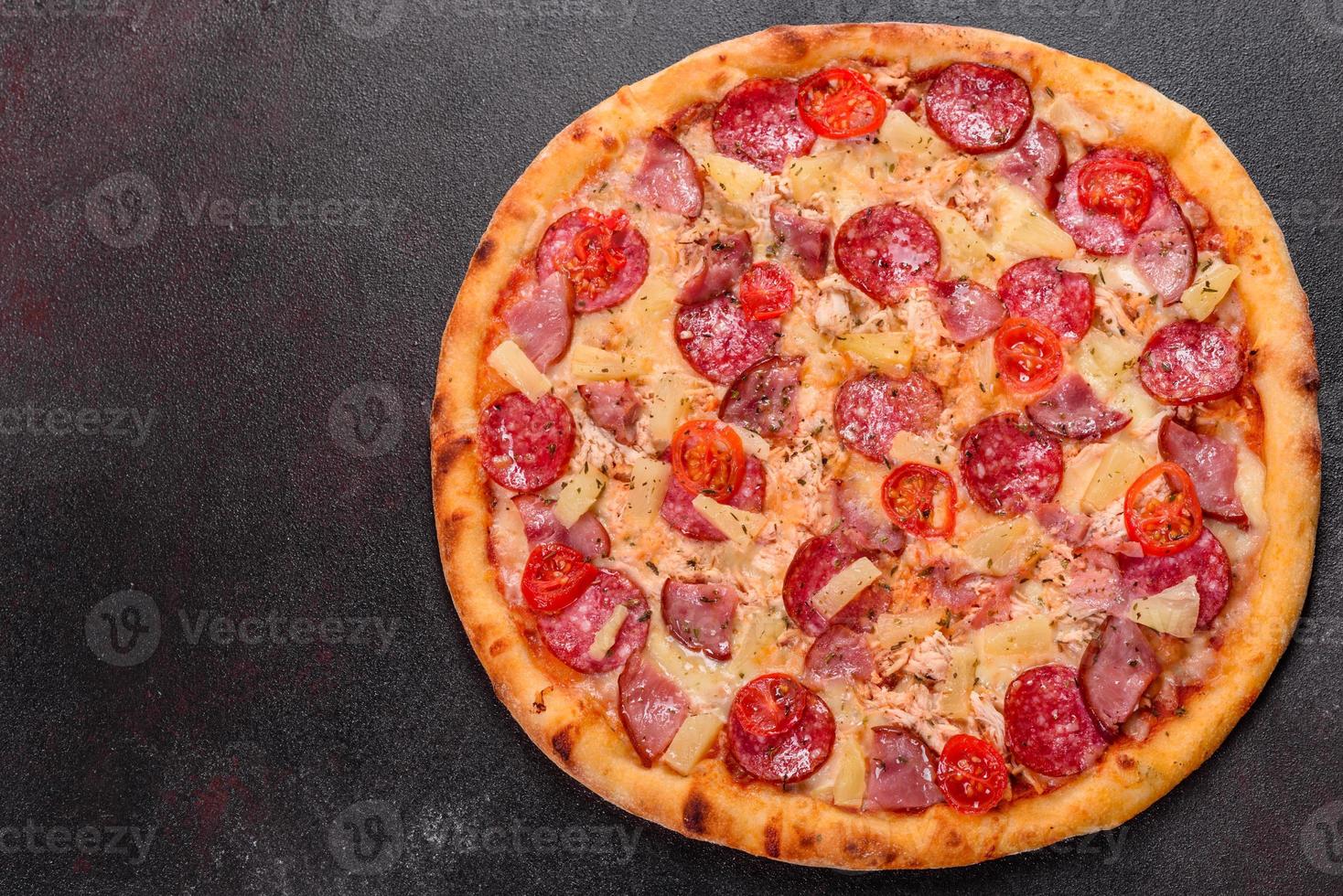 pepperoni pizza med mozzarellaost, salami, skinka foto