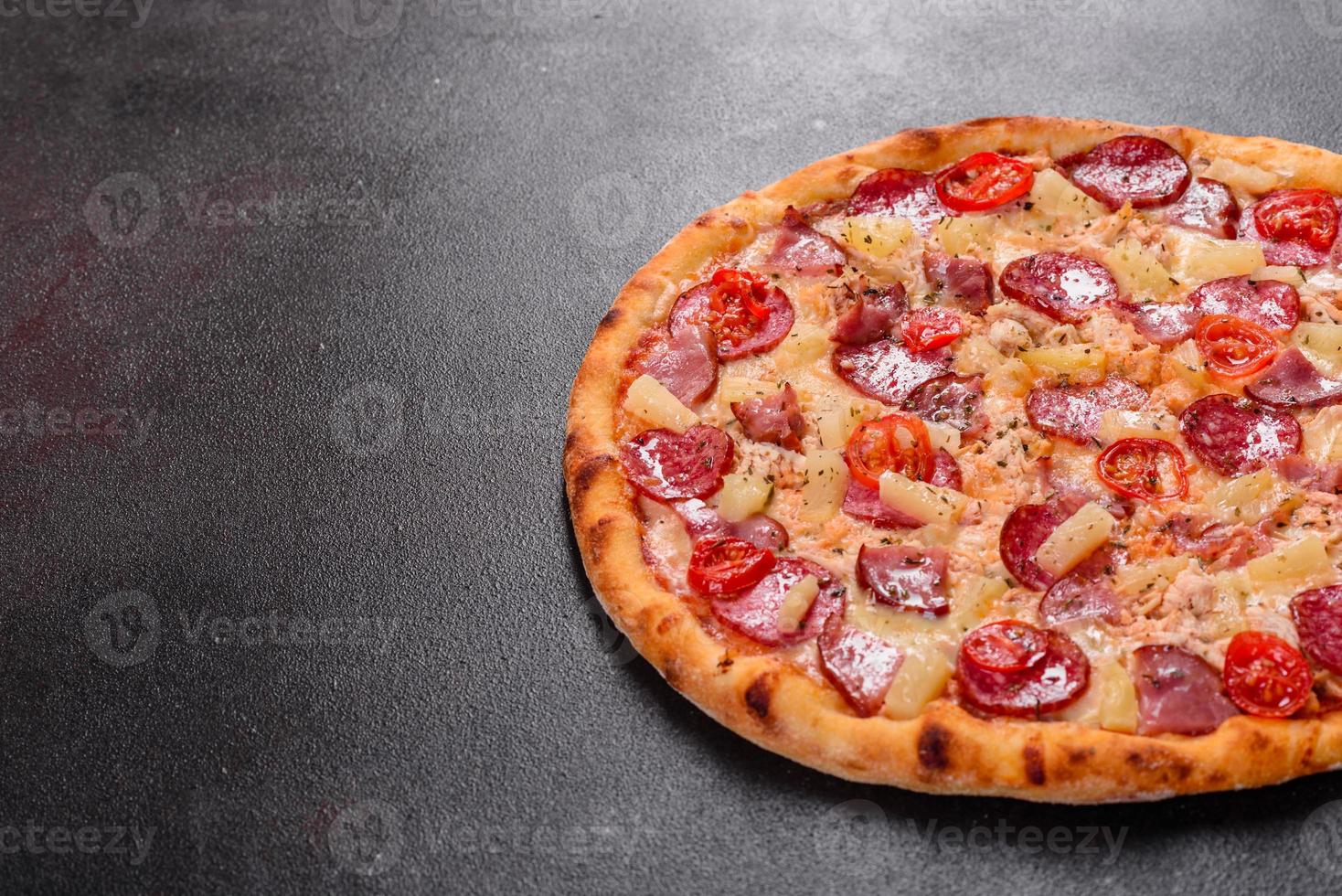 pepperoni pizza med mozzarellaost, salami, skinka foto