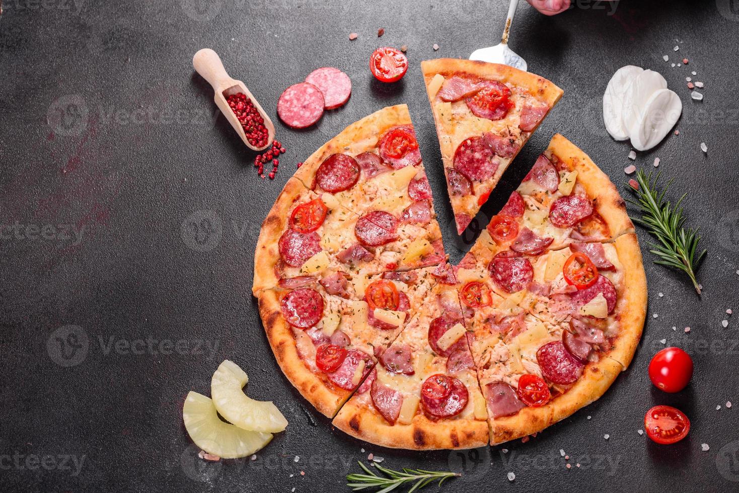 pepperoni pizza med mozzarellaost, salami, skinka foto