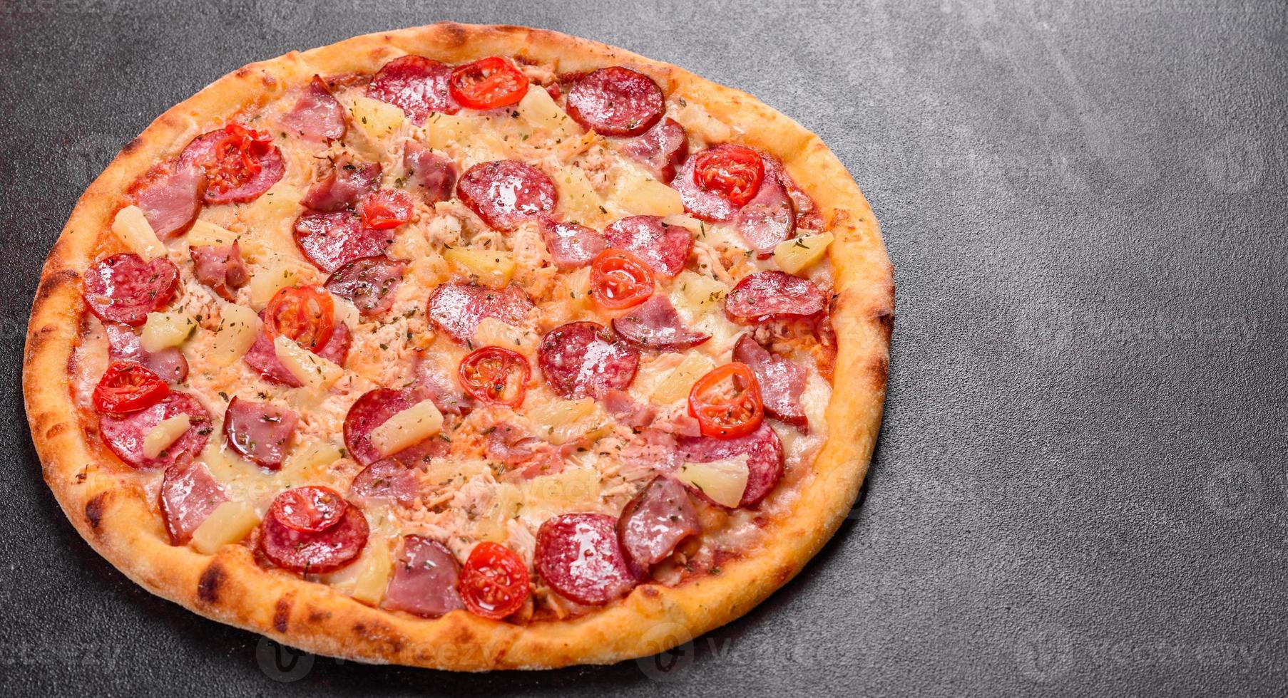 pepperoni pizza med mozzarellaost, salami, skinka foto