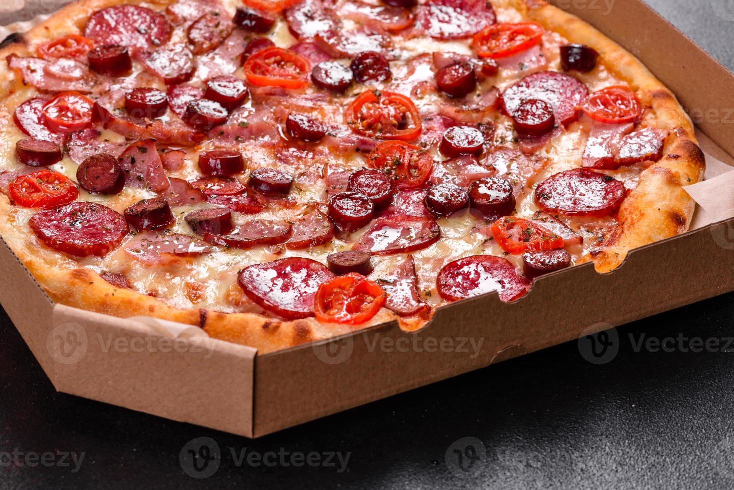 pepperoni pizza med mozzarellaost, salami och skinka foto