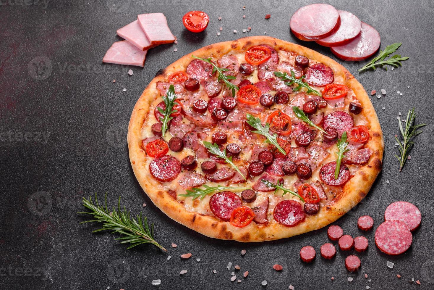 pepperoni pizza med mozzarellaost, salami och skinka foto