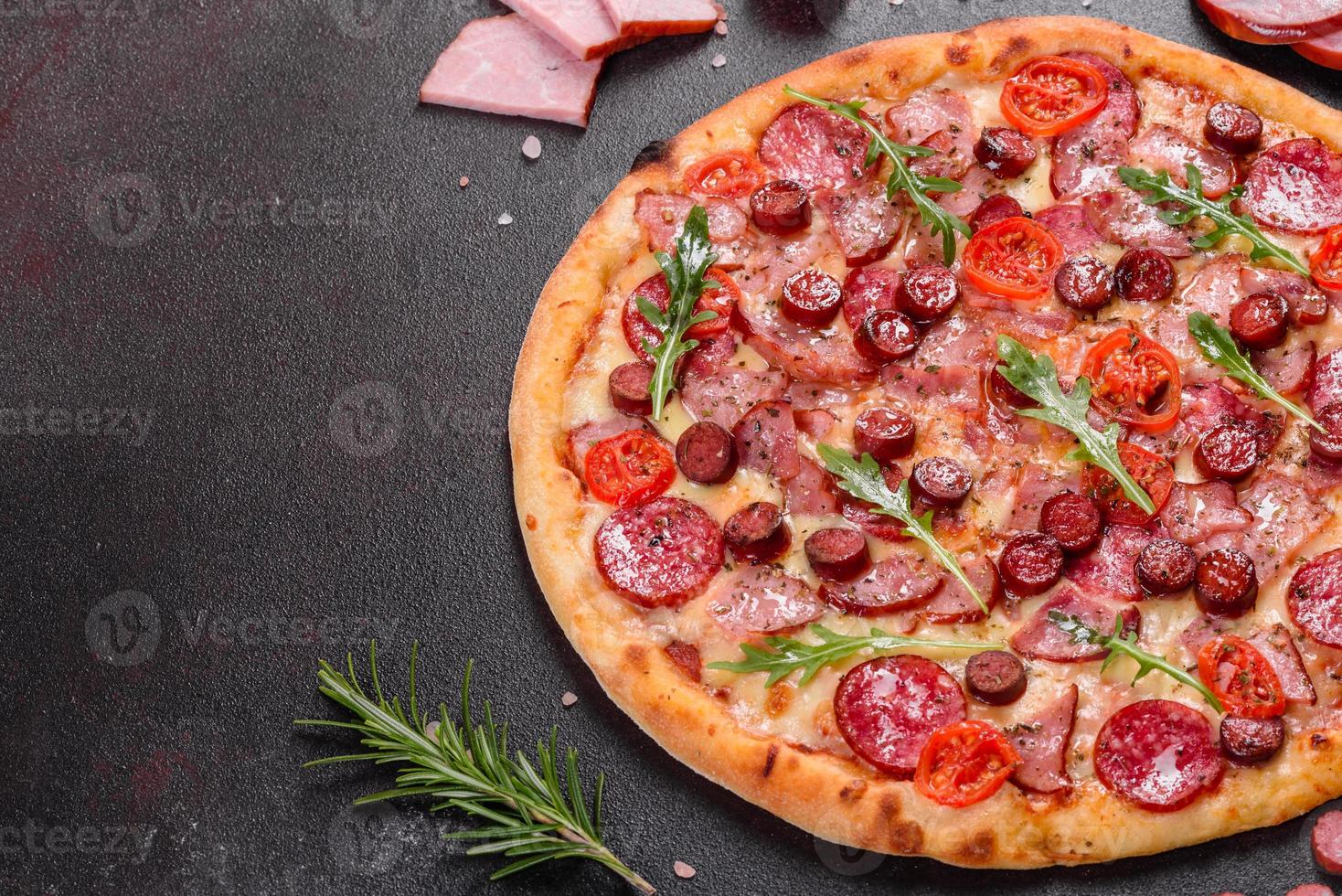 pepperoni pizza med mozzarellaost, salami och skinka foto