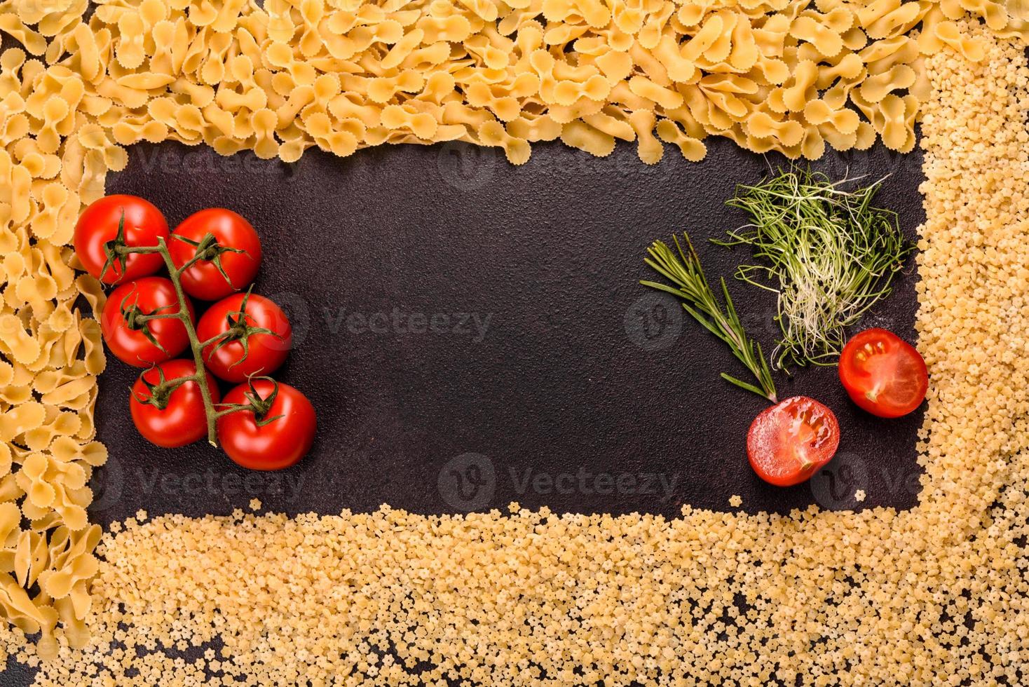 ingredienser för matlagningspasta på en mörk bakgrund foto