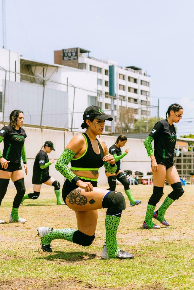 puebla, mexico 2023 - vänlig spel av kvinnors amerikan fotboll i mexico på en platt fält på en solig dag foto