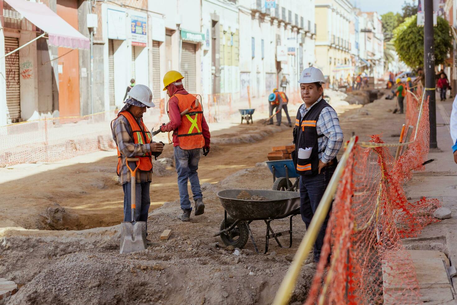 puebla, mexico 2023 - konstruktion arbetare arbete till reparera en gata i de historisk Centrum av puebla foto