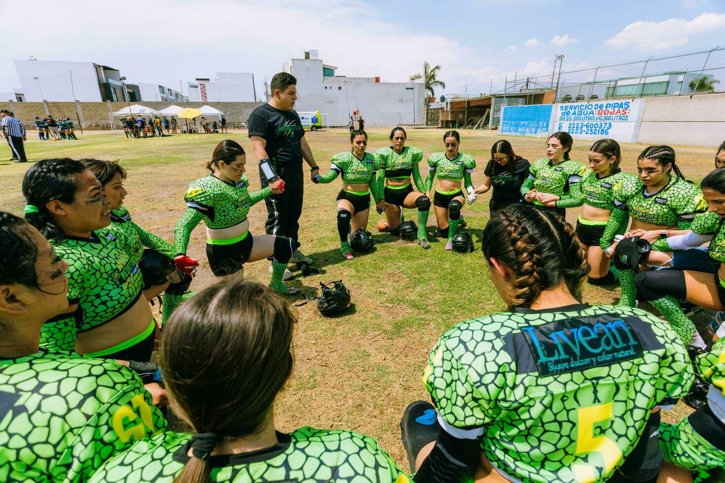 puebla, mexico 2023 - mexikansk kvinnor amerikan fotboll spelare samlade in i en cirkel lyssnande till de tränarens instruktioner foto