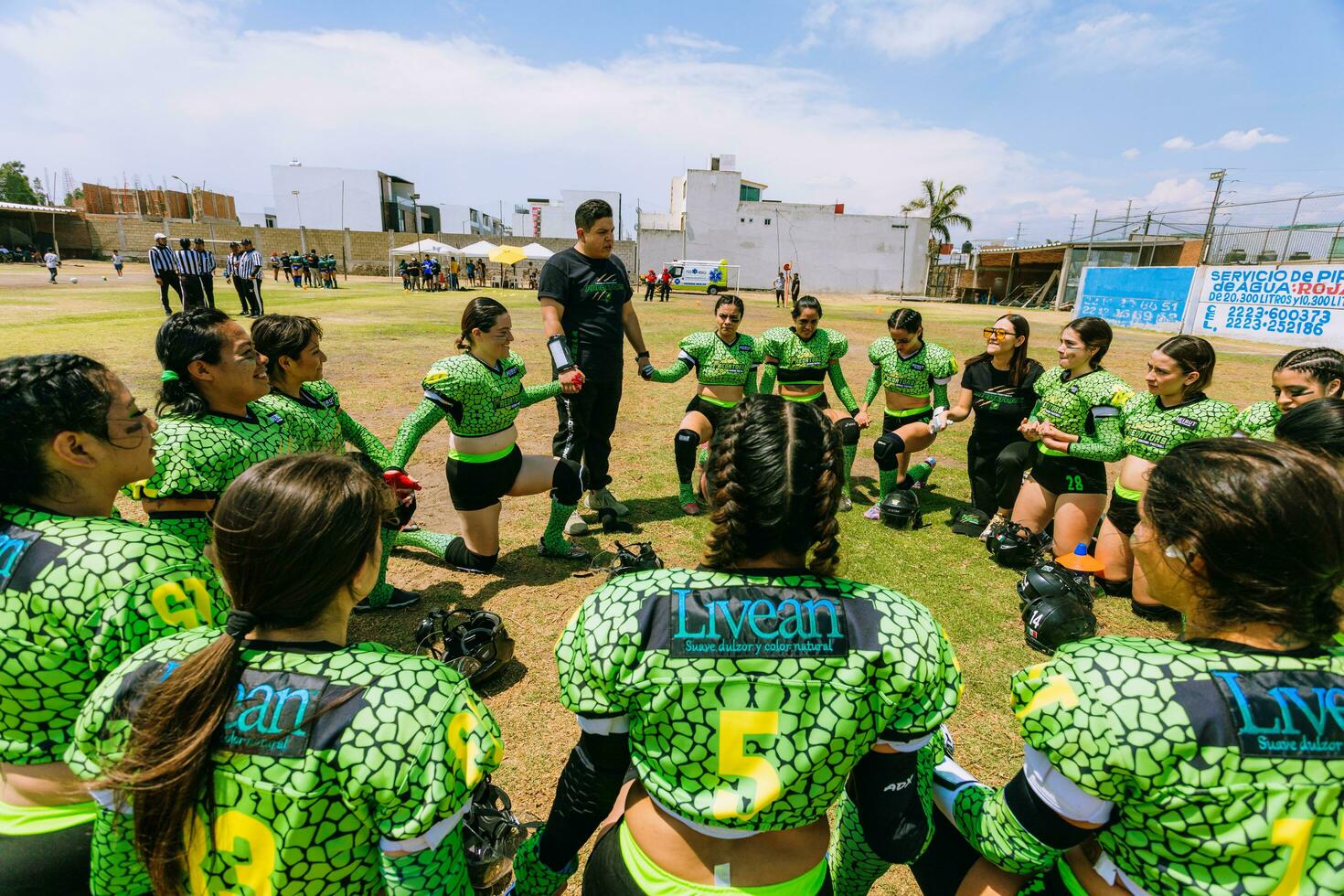 puebla, mexico 2023 - mexikansk kvinnor amerikan fotboll spelare samlade in i en cirkel lyssnande till de tränarens instruktioner foto