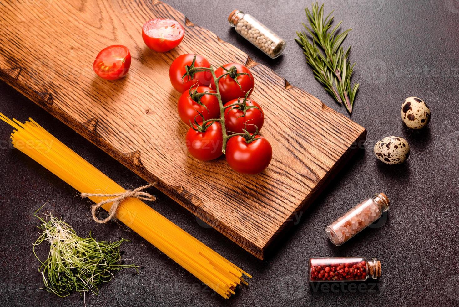 ingredienser för matlagningspasta på en mörk bakgrund foto