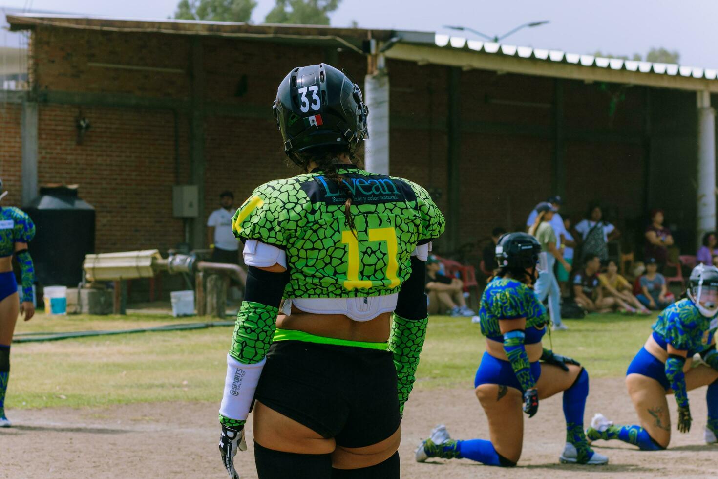 puebla, mexico 2023 - vänlig spel av kvinnors amerikan fotboll i mexico på en platt fält på en solig dag foto