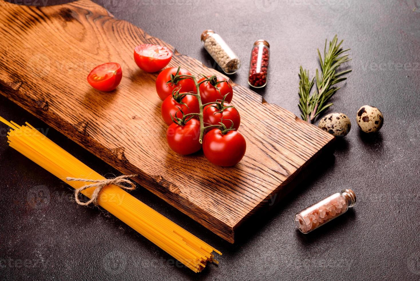 ingredienser för matlagningspasta på en mörk bakgrund foto