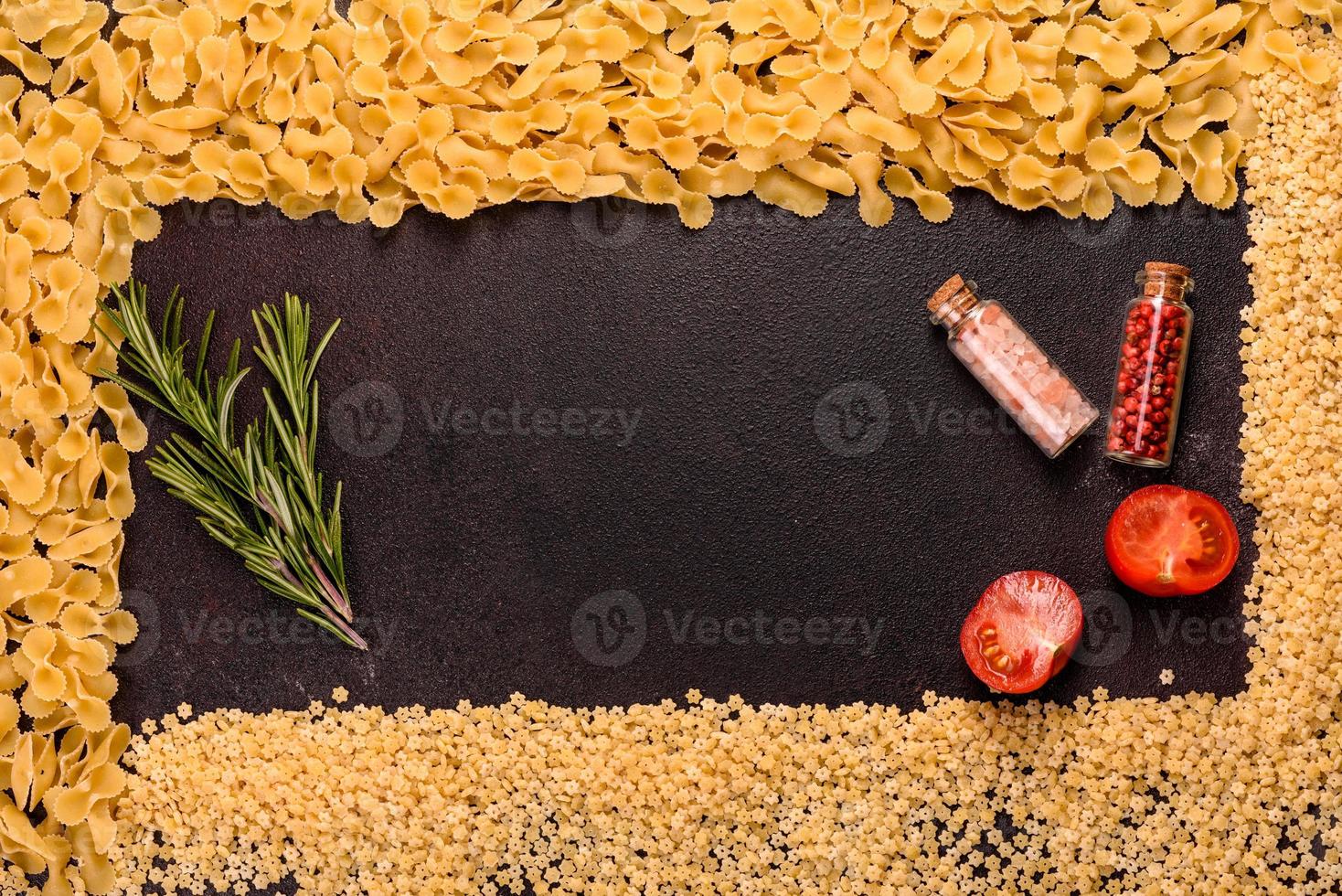 ingredienser för matlagningspasta på en mörk bakgrund foto