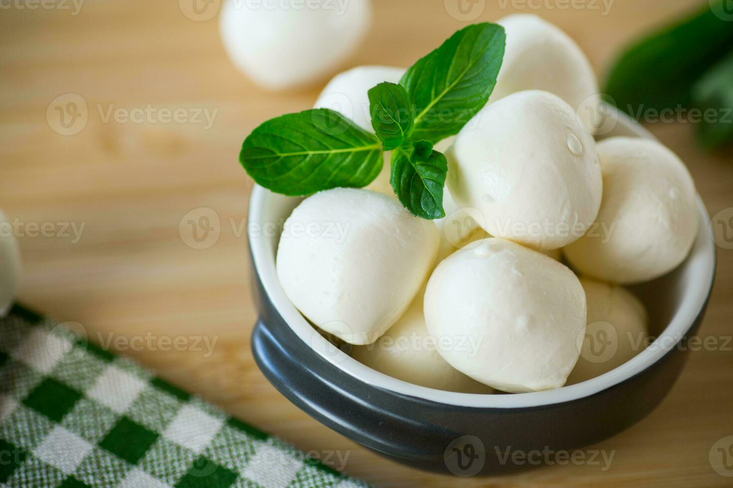 små bollar av traditionell mozzarella i en keramisk skål foto