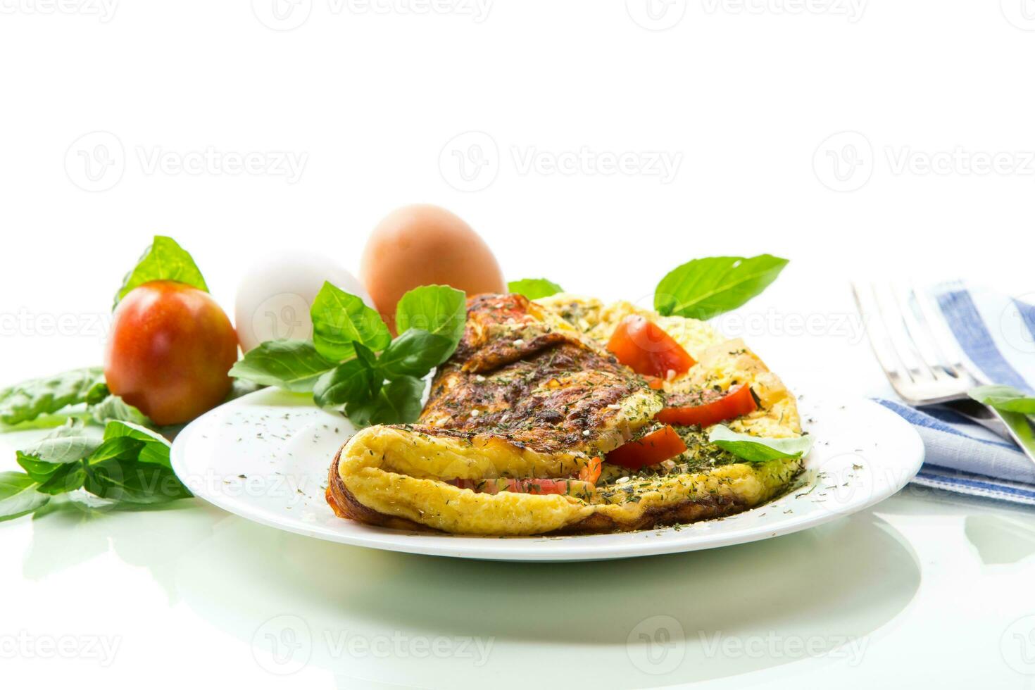 fylld omelett med tomater isolerat på vit bakgrund. foto