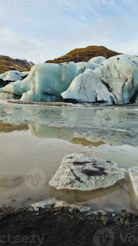 enorm is stenar skapande Vatnajokull glaciär med diamant formad i isländsk område, frysta landskap och natur. naturlig arktisk knäckt is fragment flytande på sjö, imponerande isberg. foto