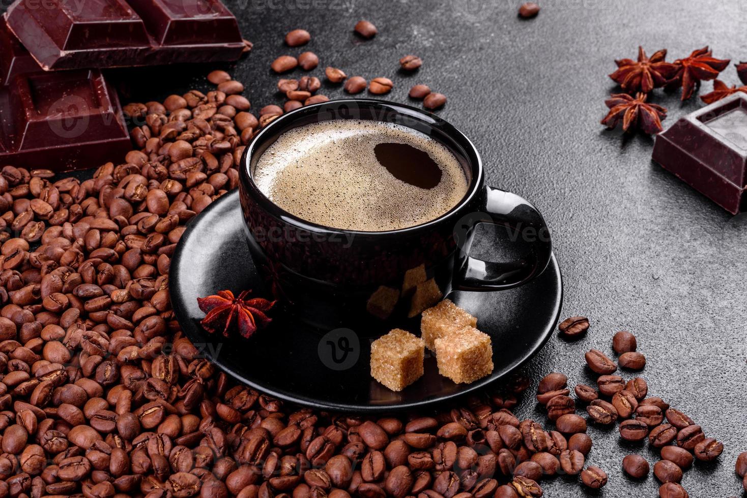 en kopp färskt doftande morgonkaffe för en glad start på dagen foto