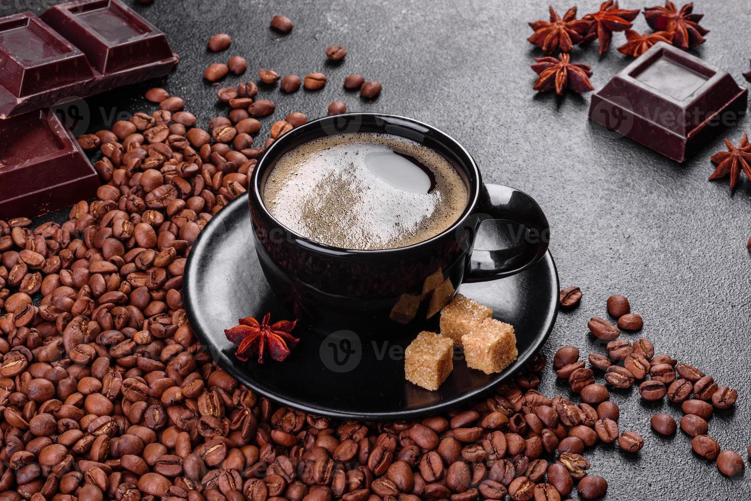 en kopp färskt doftande morgonkaffe för en glad start på dagen foto