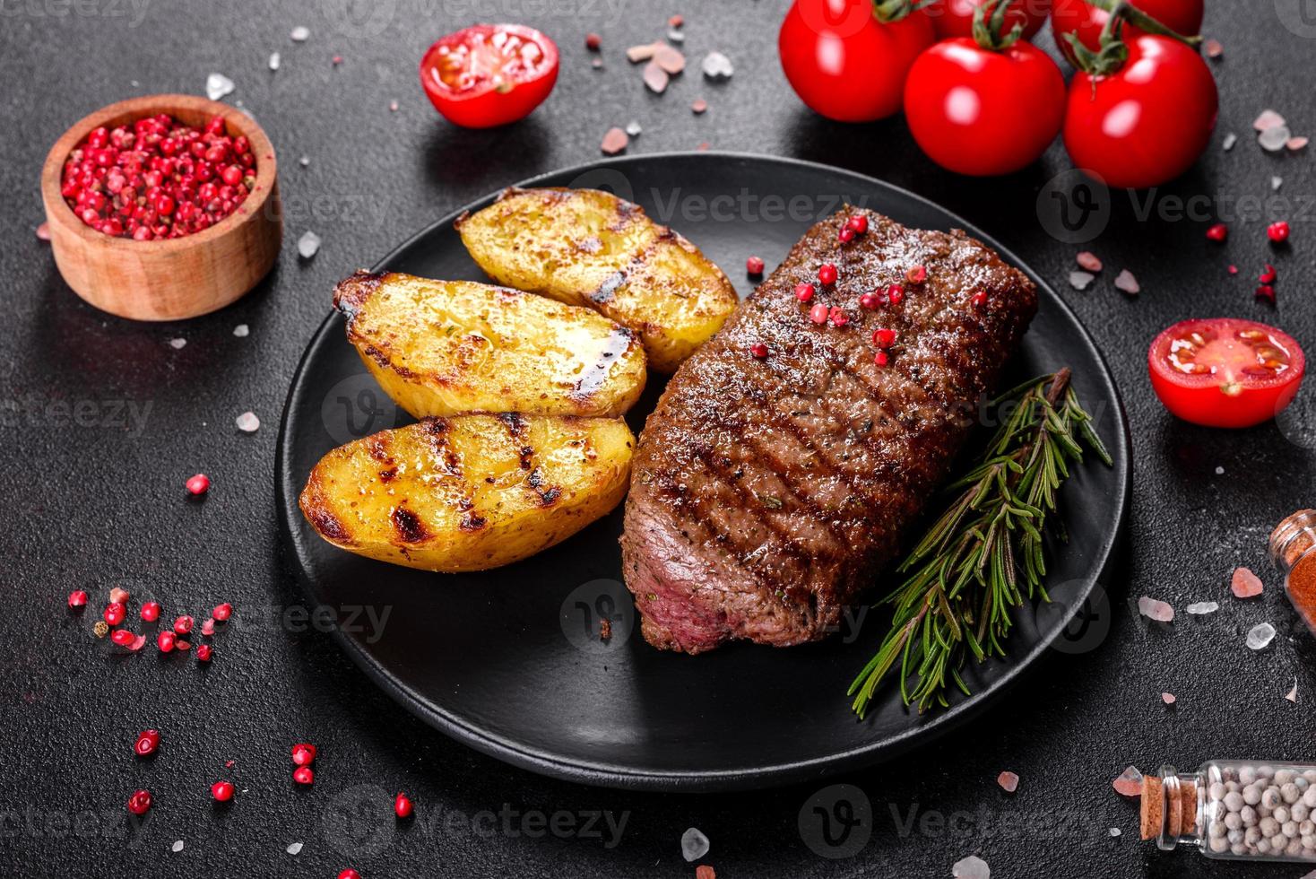 ribeye -biff med potatis, lök och körsbärstomater foto