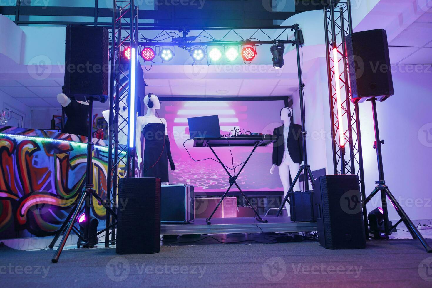 dj kontrollant på skede för diskotek i tömma nattklubb med Nej människor. elektronisk musiker trösta Utrustning, högtalare och spotlights för leva musik konsert i mörk klubb. foto