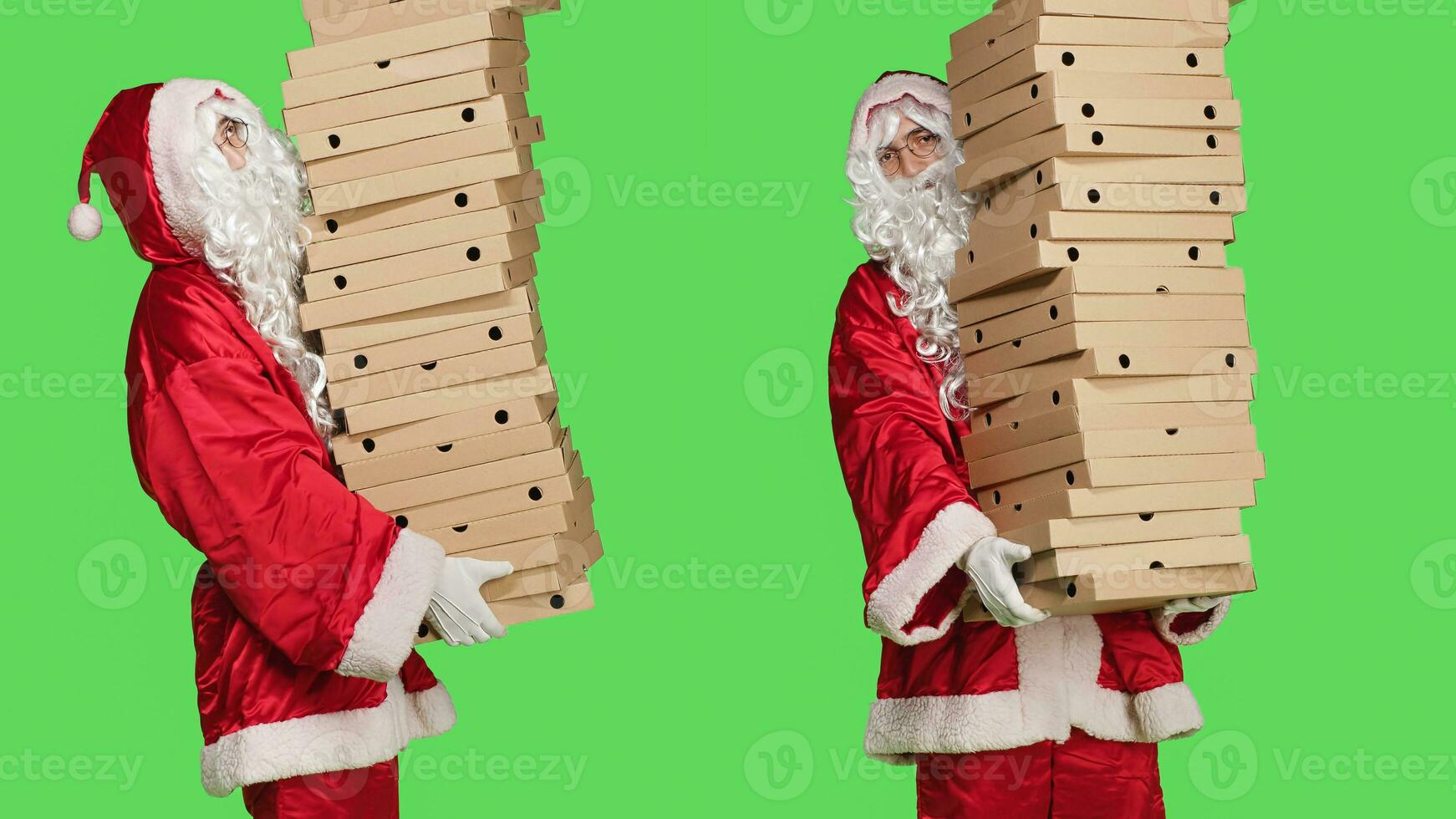 santa claus Framställ med lugg av pizza lådor, bärande enorm stack av leverans mat, man bär traditionell karaktär kostym med vit skägg och glasögon. person i kostym över grönskärm. foto