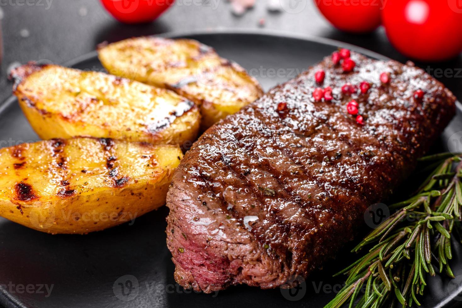 ribeye -biff med potatis, lök och körsbärstomater foto