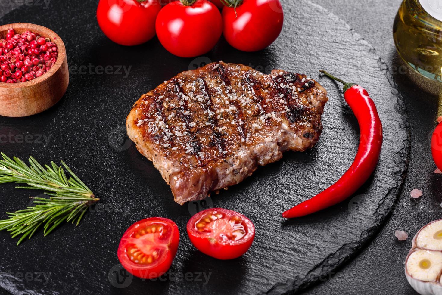 ribeye -biff med potatis, lök och körsbärstomater foto