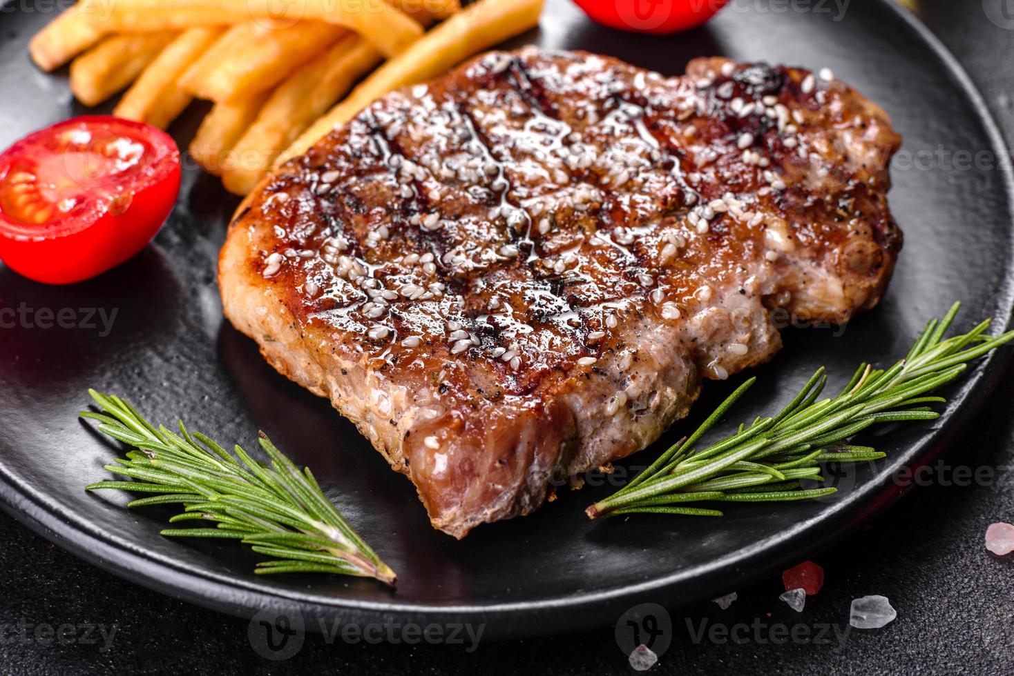 ribeye -biff med potatis, lök och körsbärstomater foto