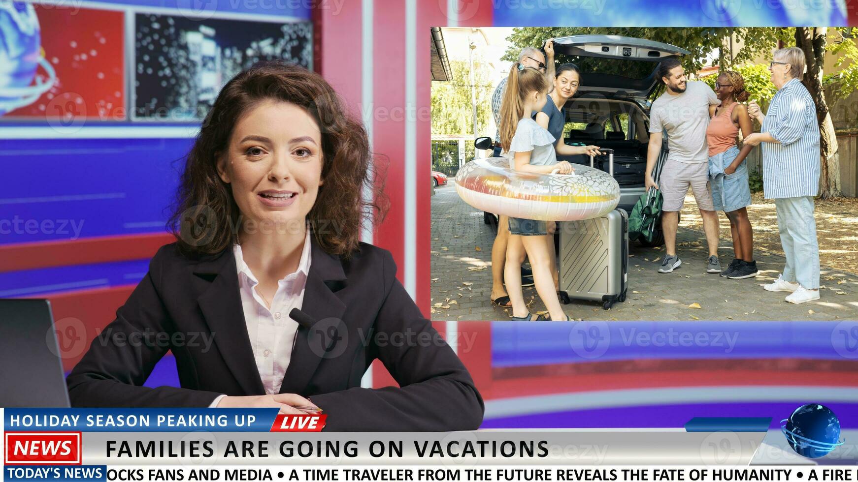 Nyheter reporter presenterar sommar semester på leva tv, som visar antal fot av familjer njuter högtider i de Sol och åktur. kvinna newscaster beläggning fritid aktiviteter ämne. foto