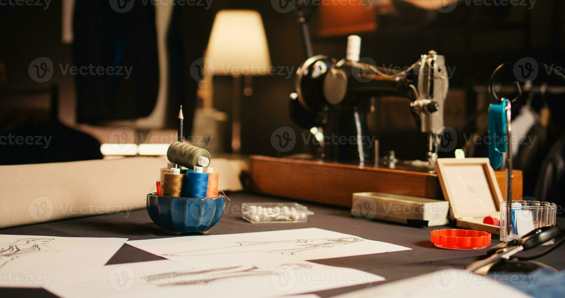 atelier med mode skisser och verktyg, sömnad maskiner och Kläder mönster Begagnade till skapa beställnings- tillverkad Produkter på skräddare arbetsstation. tömma verkstad med material för hantverk. foto