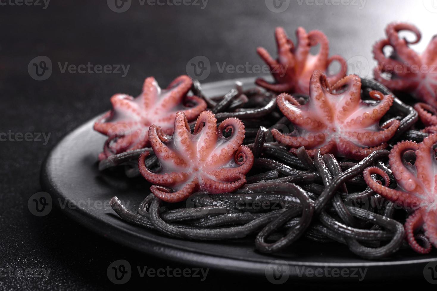svart skaldjurspasta med räkor, bläckfisk och musslor foto