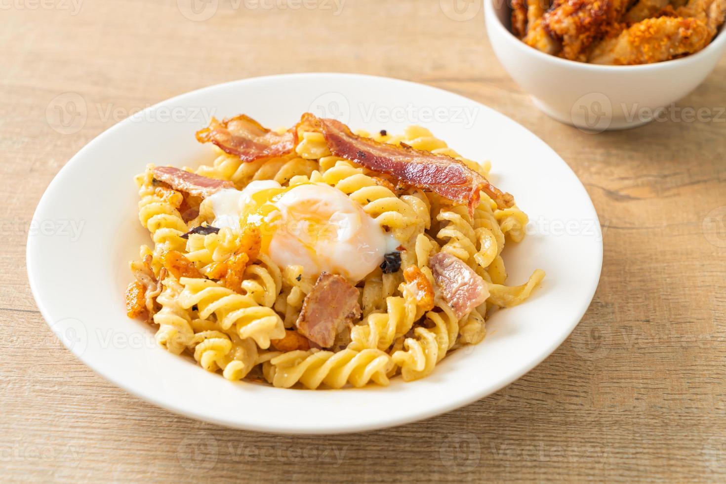 carbonara fusilli pasta kryddig bacon - italiensk matstil foto