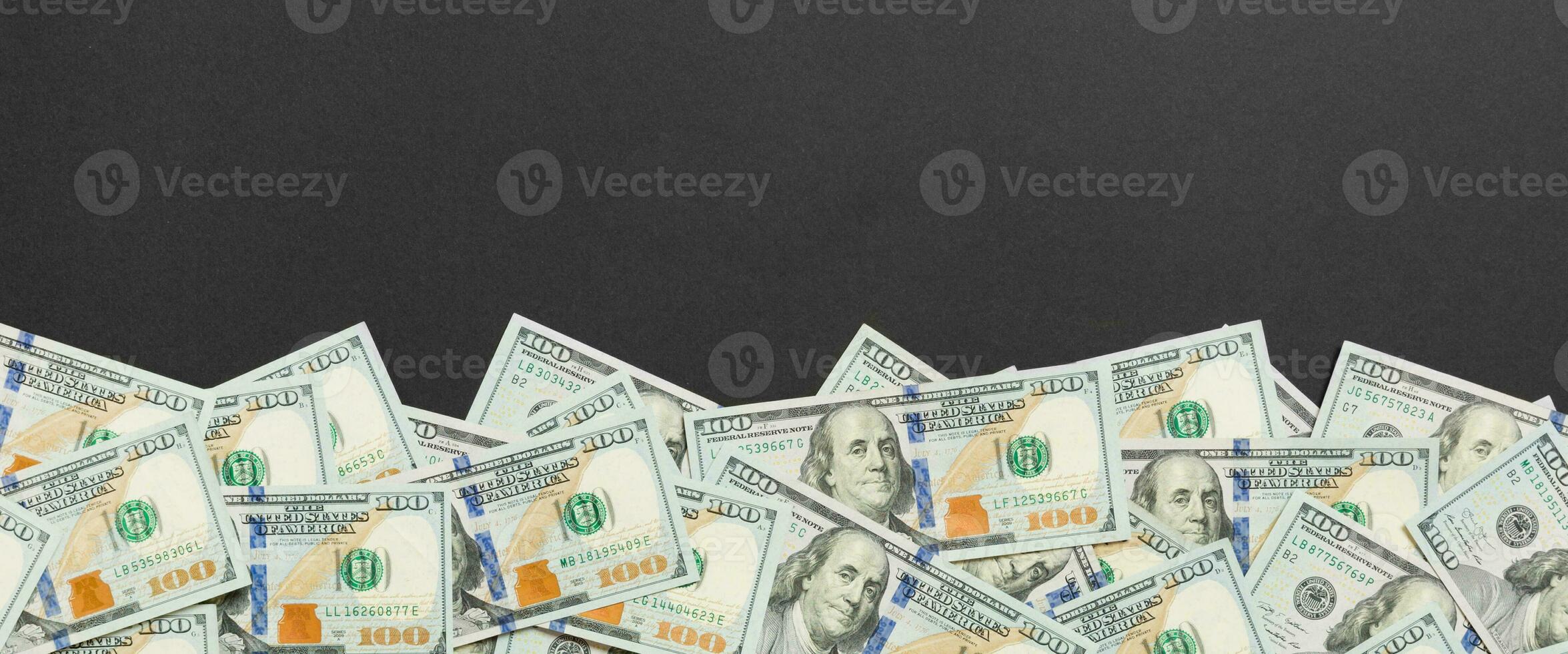 topp se sedlar på färgad skrivbord med kopia Plats på topp. ett hundra dollar räkningar med stack av pengar i de mitten. topp se av företag begrepp foto
