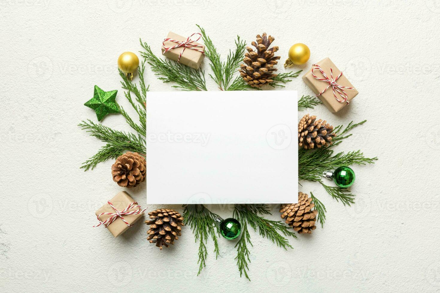 platt lägga jul sammansättning. fyrkant papper tom, tall träd grenar, jul dekorationer på färgad bakgrund. topp se, kopia Plats för text foto
