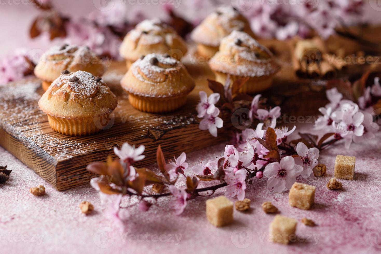 nybakade muffins av rismjöl med banan och vanilj foto