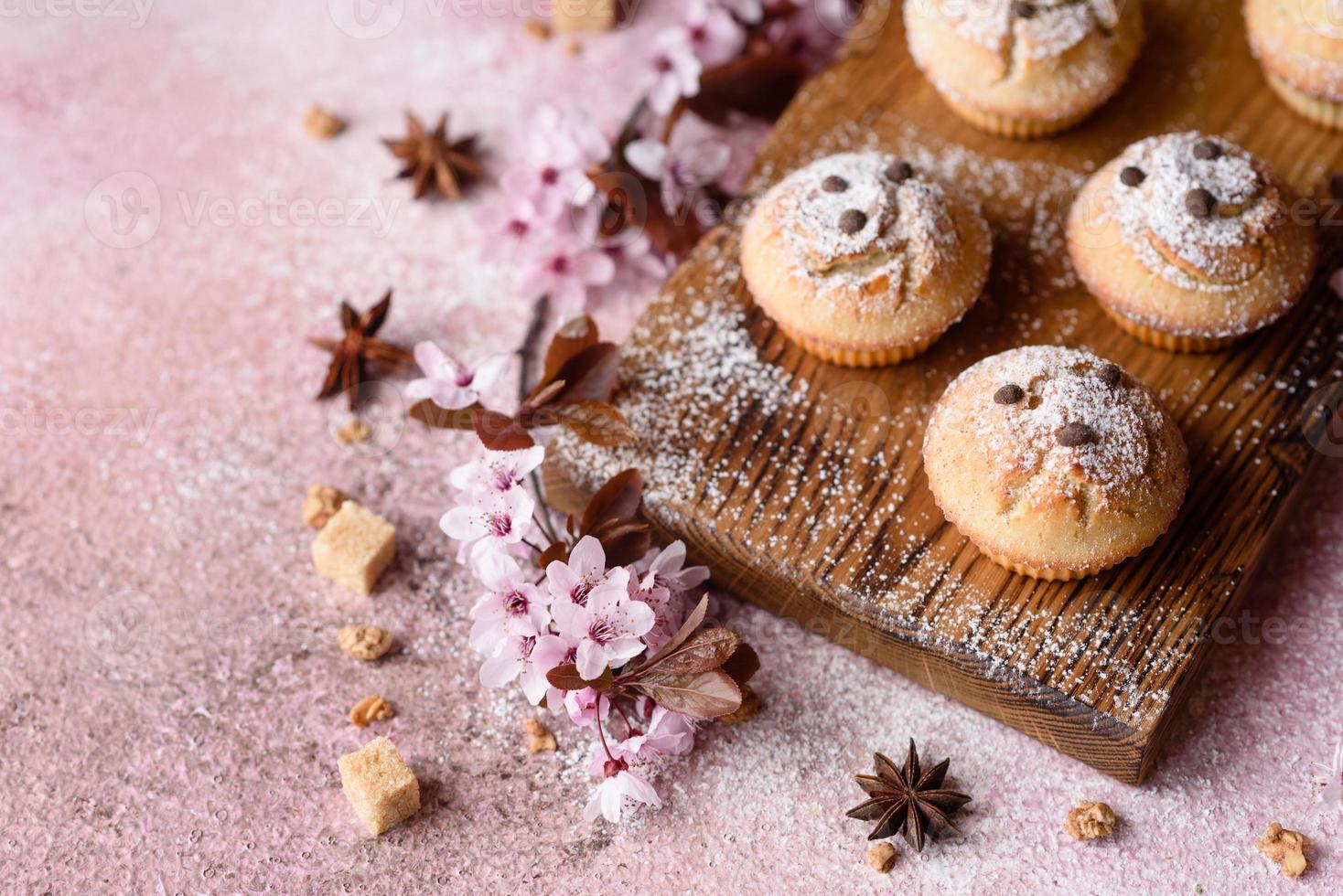 nybakade muffins av rismjöl med banan och vanilj foto