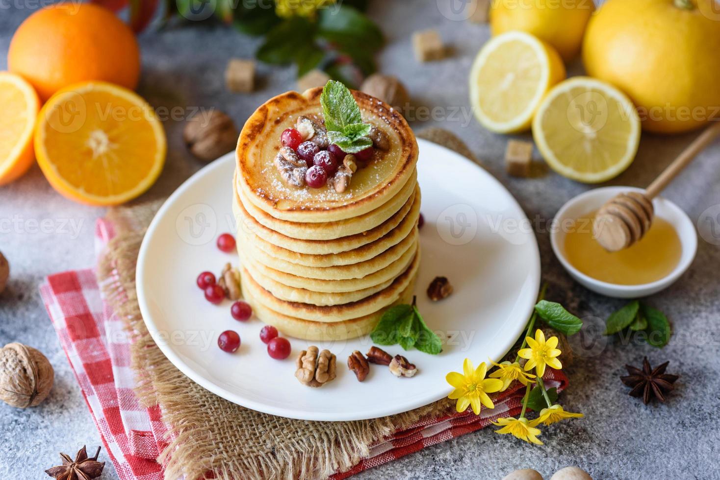 läckra färska vackra pannkakor med citrushonung och sylt foto