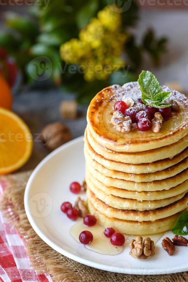 läckra färska vackra pannkakor med citrushonung och sylt foto