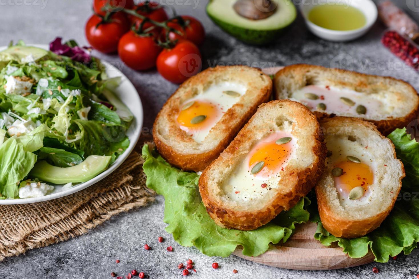 utsökt frukost med grymtande, ägg, avokado och körsbärstomater foto